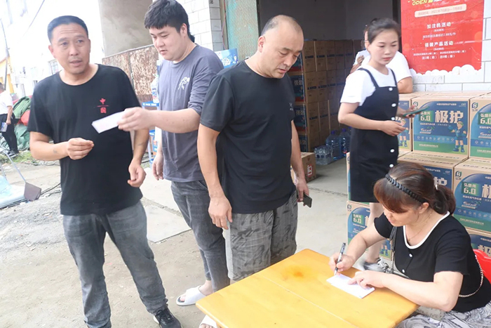 卡友搶購現(xiàn)場.jpg 卡友搶購現(xiàn)場.jpg